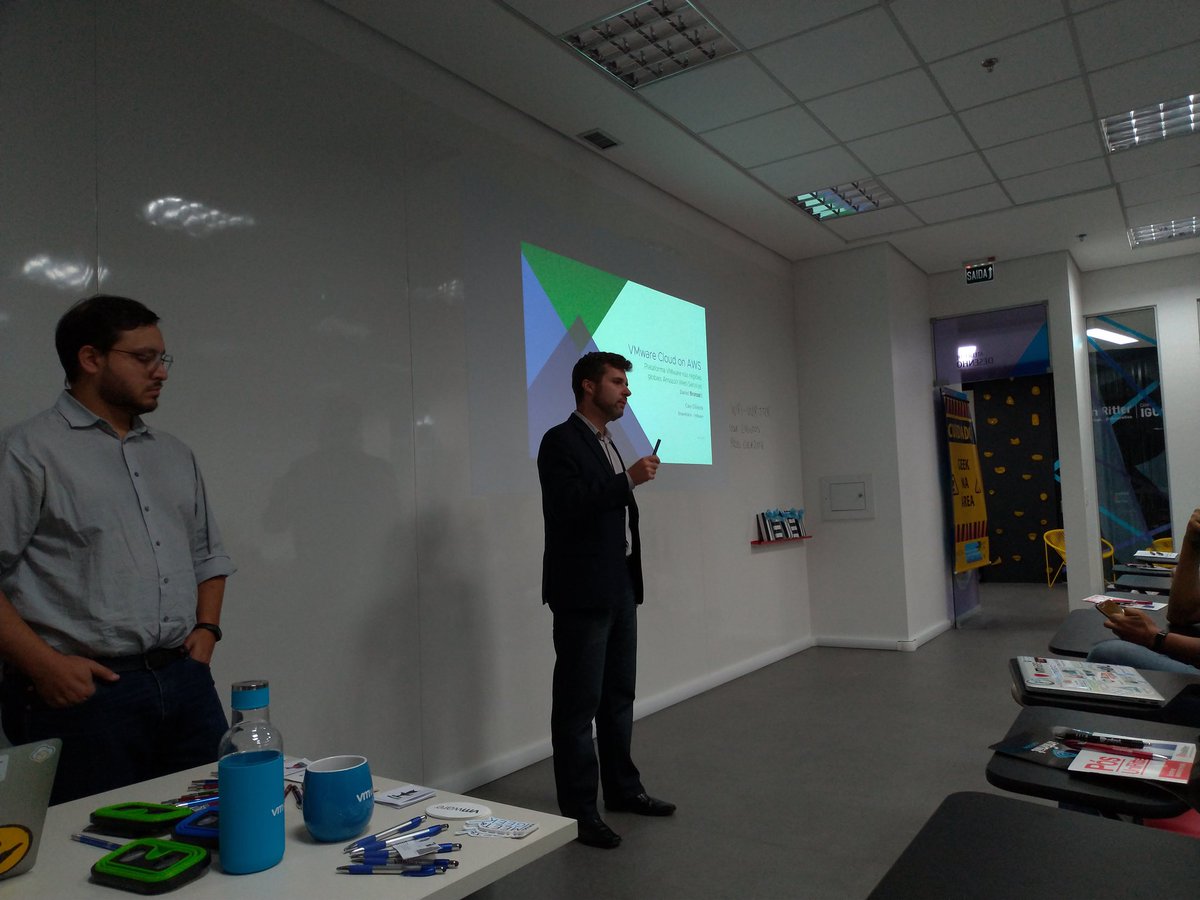 E o <a href="/vmugrs/">VMUG RS</a> está no ar, Daniel Bronzatti e Caio Oliveira apresentando VMware on AWS! #vmug #vmugrs #vExpert #VMware  #VMWonAWS #community