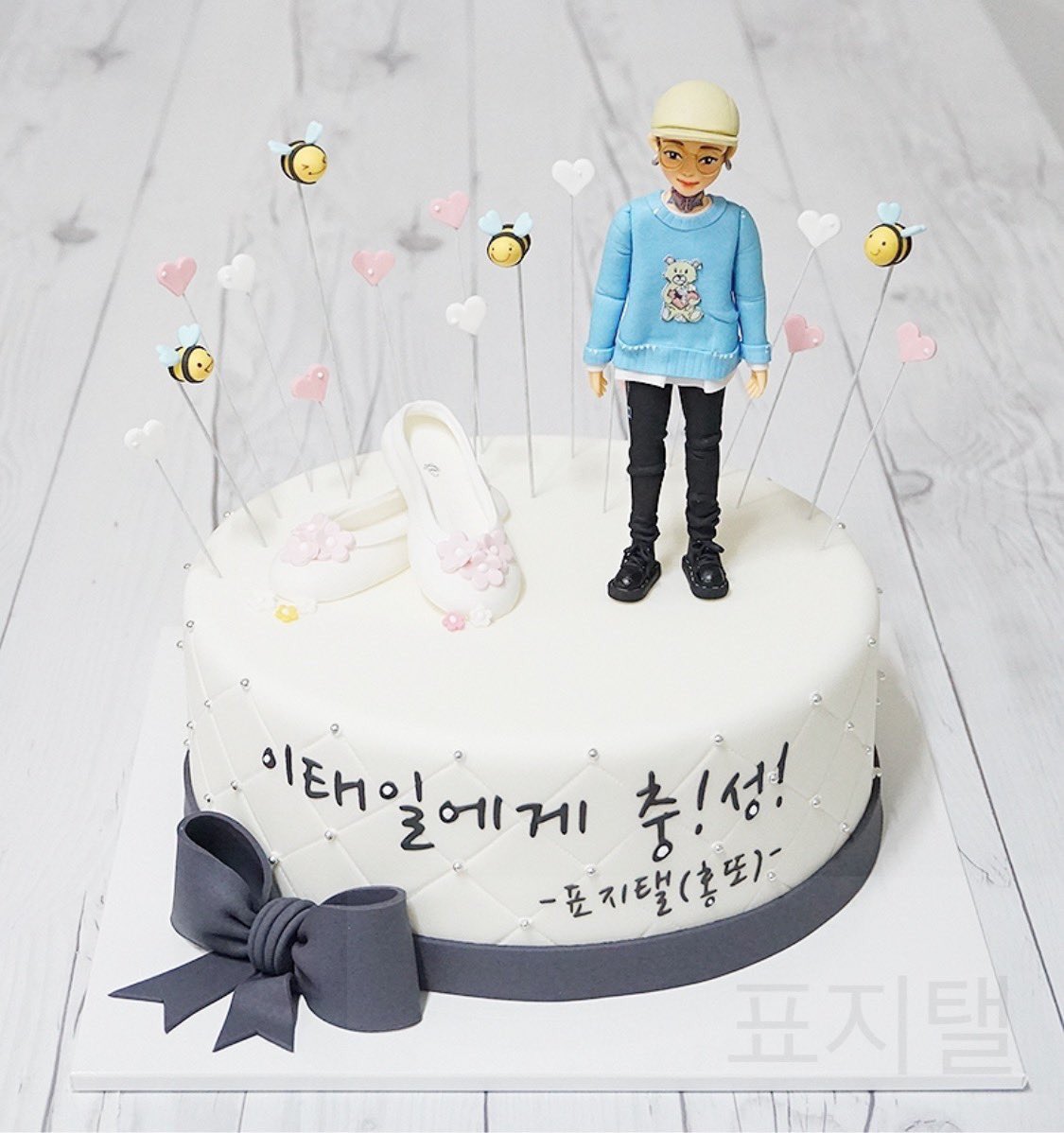 HaloBBCMexico's tweet photo. [Fotos | 05.04.19]

El fansite @Pyojitael envío un pastel y un álbum de fotos a #Taeil por su concierto en Japón.

#TALE20 @blockb_official @BB_taeil 

HaloBBCMéxico | RebelBee https://t.co/oII0ggB55y