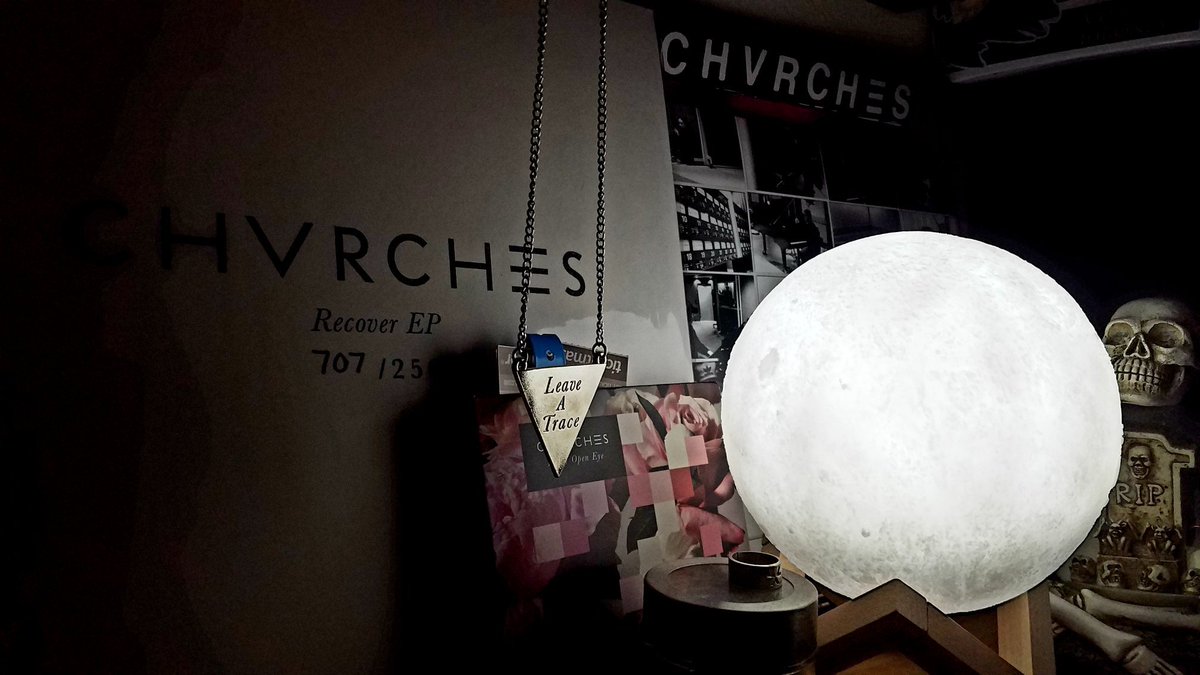 glitter_ink's tweet photo. I #caughtthelight on #leaveatrace 
@CHVRCHES forever #CHVRCHES #LoveIsDead #everyopeneye #thebonesofwhatyoubelieve
 @doksan @Iain_A_Cook @laurenevemay 
May 1st, hurry! https://t.co/x1yZVqtGnn