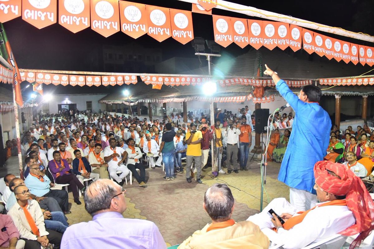 mansukhmandviya's tweet photo. कच्छ लोकसभा में मोरबी विधानसभा चुनाव कार्यालय का उद्घाटन किया और कार्यकर्ताओं को सम्बोधित किया। एक-एक कार्यकर्ता श्री @narendramodi जी को पुनः प्रधानमंत्री बनाने के लिये कृतसंकल्पित है। https://t.co/OISMwhicSp