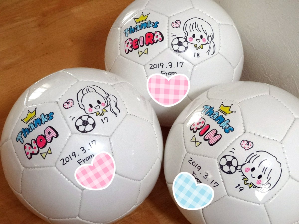 よこやまひろこ 季節のおもいで展9 26 10 3 Twitterissa ママ友の娘ちゃんが通ってるサッカー チームの卒団記念に 真っ白な サッカーボールに名入れと似顔絵描きました これに団員みんなで寄せ書きしたんだそうです 喜んでもらえてるといいな 卒団 よこやまひろこ 季節のおもいで展9 26 10 3 Twitterissa ママ友の娘ちゃんが通ってるサッカー チームの卒団記念に 真っ白な サッカーボールに名入れと似顔絵描きました これに団員みんなで寄せ書きしたんだそうです 喜んでもらえてるといいな 卒団