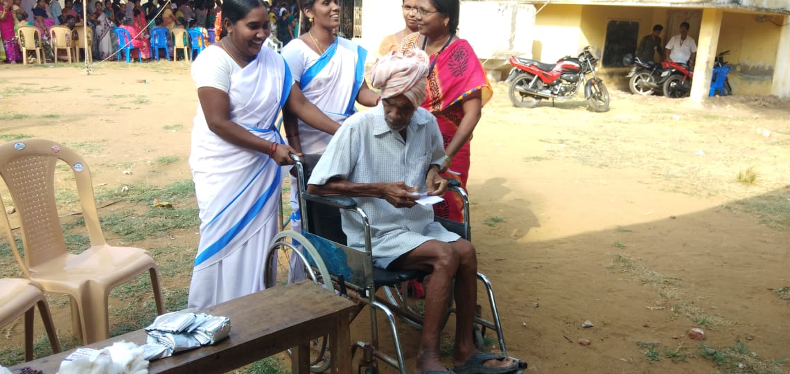 EG_Collector's tweet photo. Differently abled voters are provided wheel chair facility to polling station  in Amalapuram constituency, East Godavari district.
#CEOandhra
#EG_Collector
#GotInked
#MyVoteMatters
#DeshKaMahatyohar
#LoksabhaElection2019
#GoVote
#GoCall
#MyVoteQ https://t.co/sABQ5H8rqm