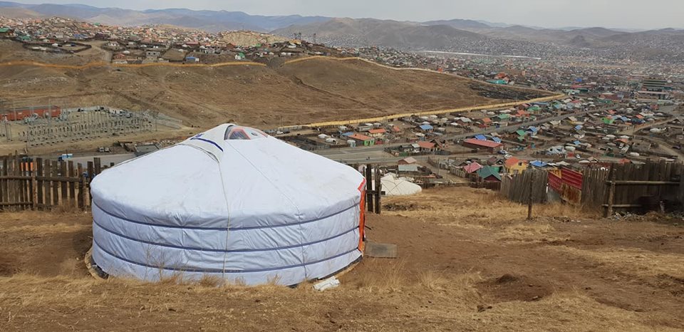 Эмнэлгийн ажилтан, албан хаагчдын нийгмийн асуудлыг шийдвэрлэх хүрээнд Мэс заслын тасгийн туслах сувилагч Ж.Менхжаргалд өргөө цагаан гэр бэлэглэлээ. Өнөр өтгөн гэр бүлээрээ энх тунх, аз жаргалаар дүүрэн байхын ерөөлийг өргөн дэвшүүлье.