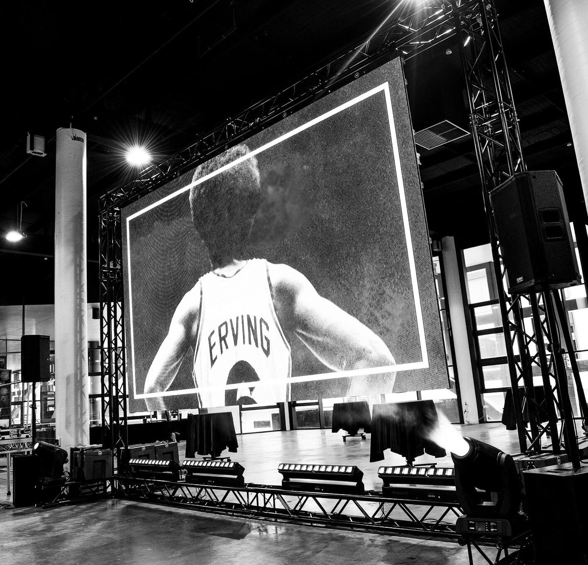 selectaudiovisu's tweet photo. Slick black truss & moving lights framed this 4M LED wall, creating an edgy industrial look & high impact brand statement for our client.
π€β‘οΈπ€
#SelectAudioVisual #AudioVisual #SelectAV #Events #Production #Design #Inspiration #EventProfs #BTS #Marketing #Tech https://t.co/5UHJ7nRwFp