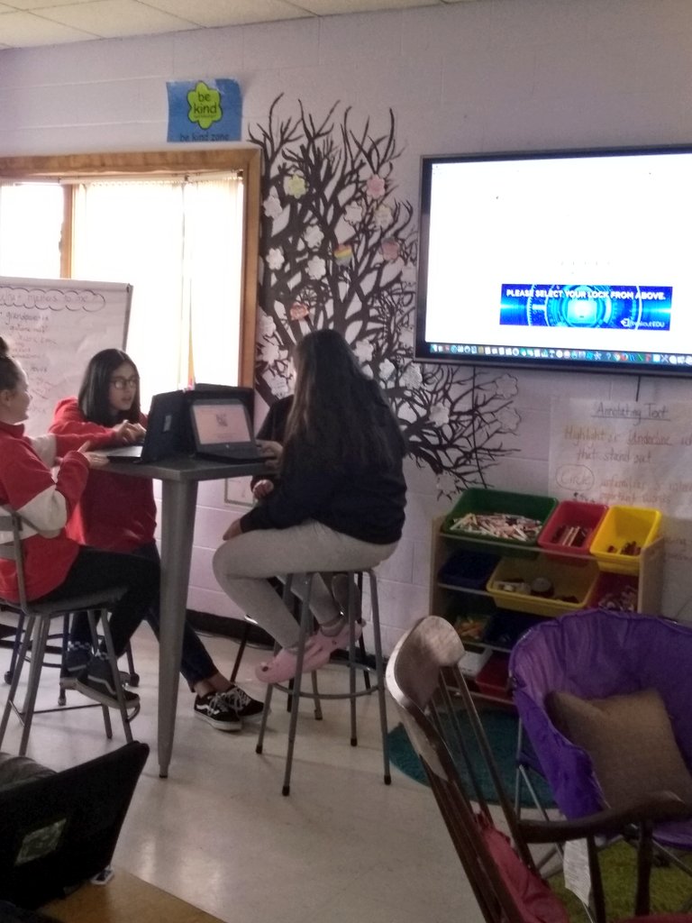 CathyEmerick1's tweet image. Escape room, digital style—a lot of collaboration and critical thinking to make it an engaging Wednesday- thank you @BEF_Bethel for our grant! @WatsonBryan7 #gritandperseverance