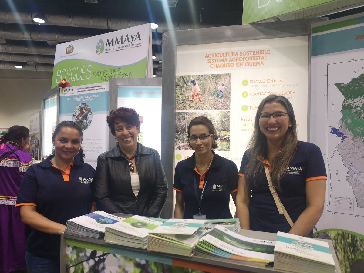 FAOBolivia's tweet photo. #Expoforest 🇧🇴 | La Viceministra @CynthiaSilva8 durante su visita al stand del @AmbienteyAgua degusta y conversa con la iniciativa de mujeres de San Antonio de Lomerio y Escoma @bosquesybiodiv1 @Agrobiodiversi2 @theGEF @AICS_lapaz https://t.co/w7ti5skgt2
