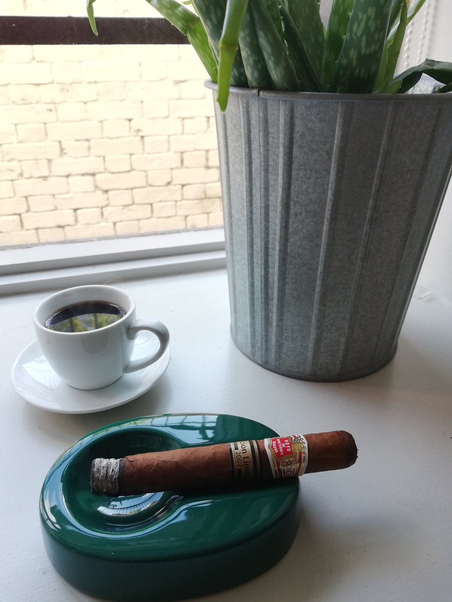 AstoriaCt9's tweet photo. Hoyo Regalos 2007 LE. Smooth with a slight creaminess. Hints of vanilla that develop into darker notes of chocolate &amp; hints of spice. Lots of changes in this smoke. Key word  - SATISFYING. 💨💨👍 #cigarlife #cigarsmargate #vintagecigars #LEcigars # #lovemargate #thanetcigars https://t.co/d1IXNqTEHz