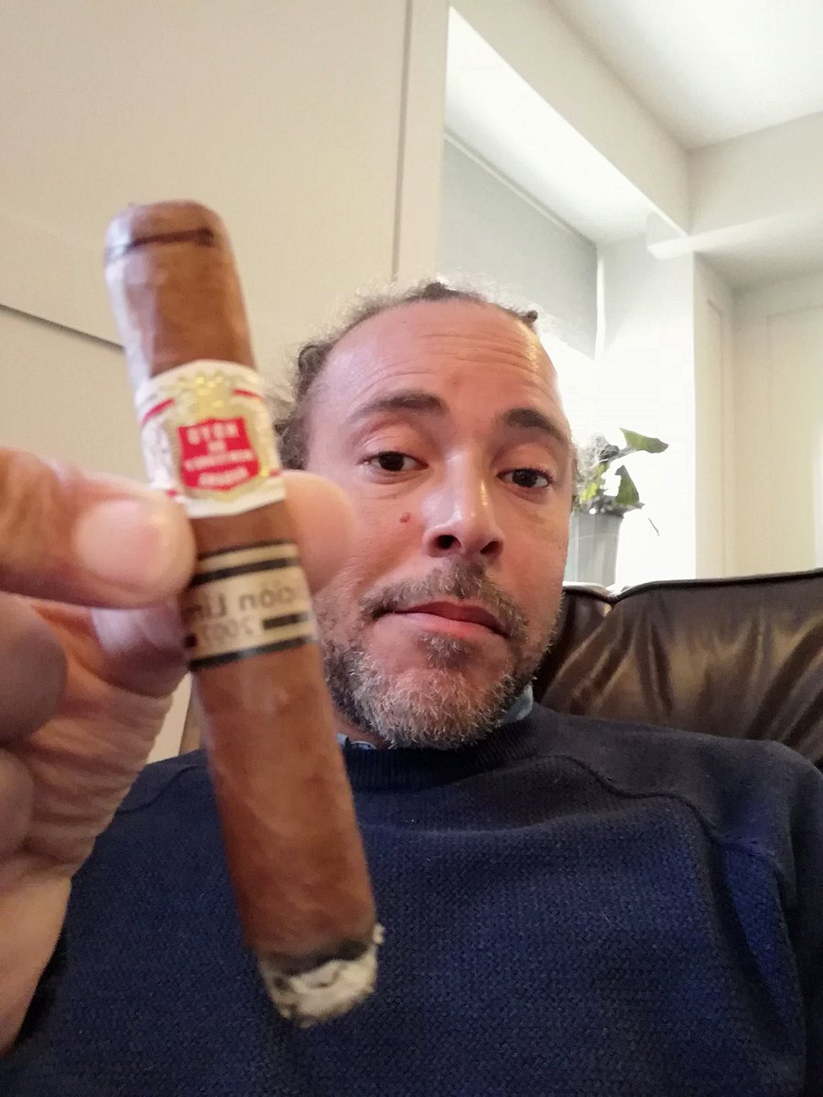 AstoriaCt9's tweet photo. Hoyo Regalos 2007 LE. Smooth with a slight creaminess. Hints of vanilla that develop into darker notes of chocolate &amp; hints of spice. Lots of changes in this smoke. Key word  - SATISFYING. 💨💨👍 #cigarlife #cigarsmargate #vintagecigars #LEcigars # #lovemargate #thanetcigars https://t.co/d1IXNqTEHz
