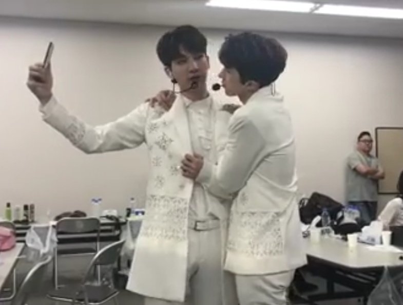 jyanies's tweet photo. someone's shoulder: 
jaehwan: https://t.co/dzQxDKlPnj
