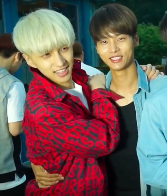 jyanies's tweet photo. someone's shoulder: 
jaehwan: https://t.co/dzQxDKlPnj