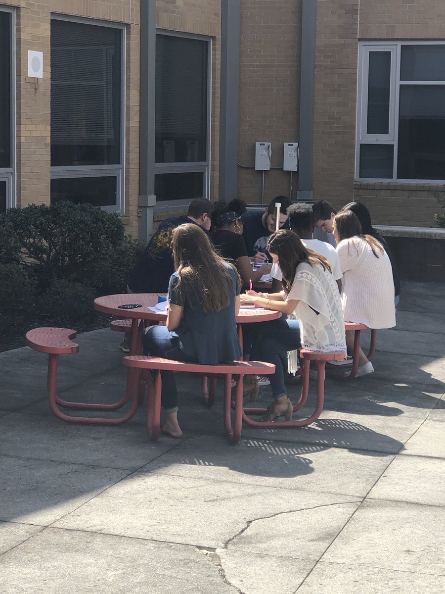 My AP kids practiced writing the synthesis essay while enjoying a little sunshine. <a href="/MatoacaLitLang/">Matoaca English</a> @MatoacaMurray
