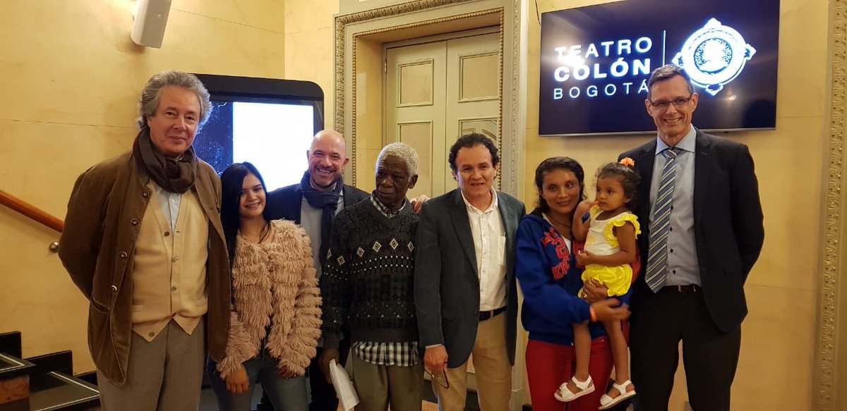 ONUHumanRights's tweet photo. #TodosListos #HomenajeALasVictimas ya en El Colón Con las víctimas; Jesús Abad Colorado; Alberto Brunori, representante de Alta Comisionada ONU DH; Gonzalo Córdoba, gerente Caracol TV; Peter Ptassek, Embajador Alemania. Nos debemos a las víctimas y sus derecho #ElTestigo https://t.co/0Fj7p9bqoI