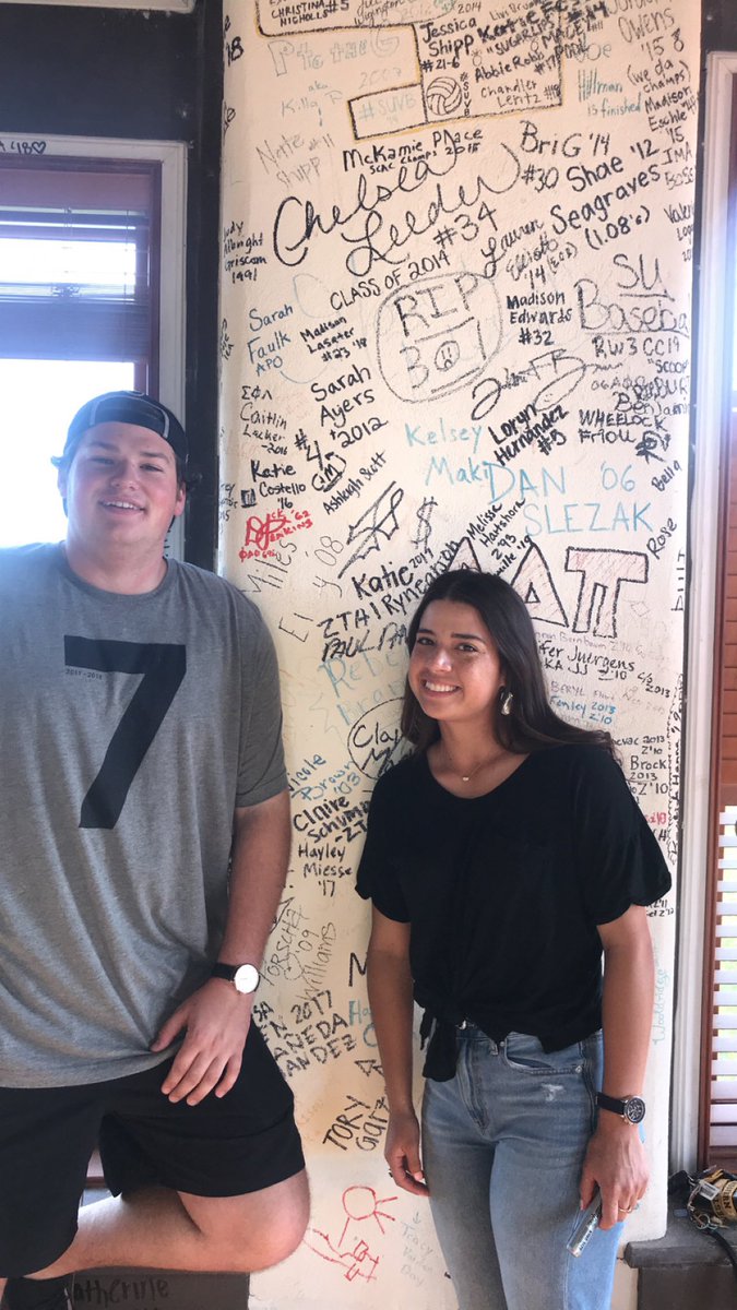 alyssacelestaa's tweet photo. Put my name on a wall with my peeps!! 🖋🤓 #towersigning #su2019 #almostgrad https://t.co/3EDxIF3Tpd