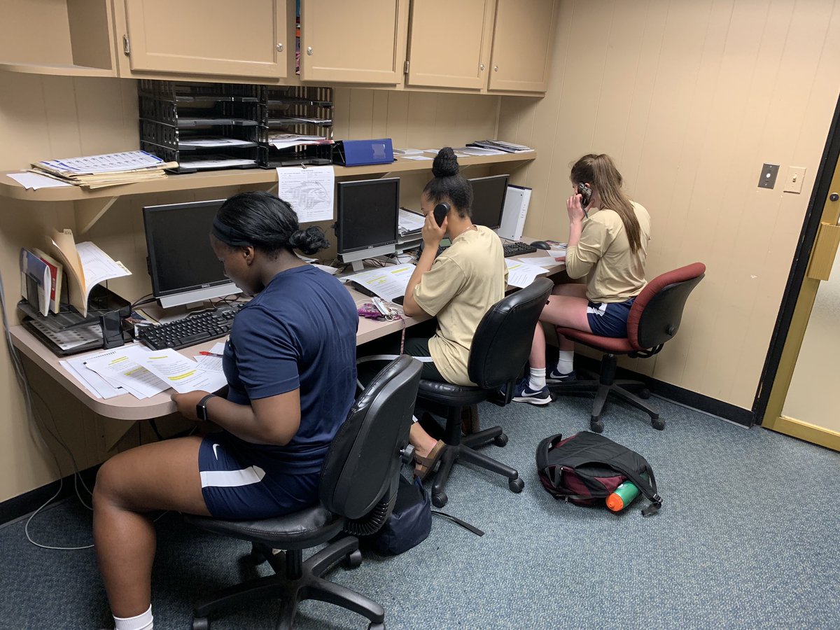 ORUGEC's tweet photo. Tonight over 80 ORU student-athletes participated in the Golden Eagle Club Thank-A-Thon! They’re thankful for each and every donor who supports the Scholarship Fund and ORU Athletics. THANK YOU! #GoldenStandard https://t.co/7vKqO28cZx