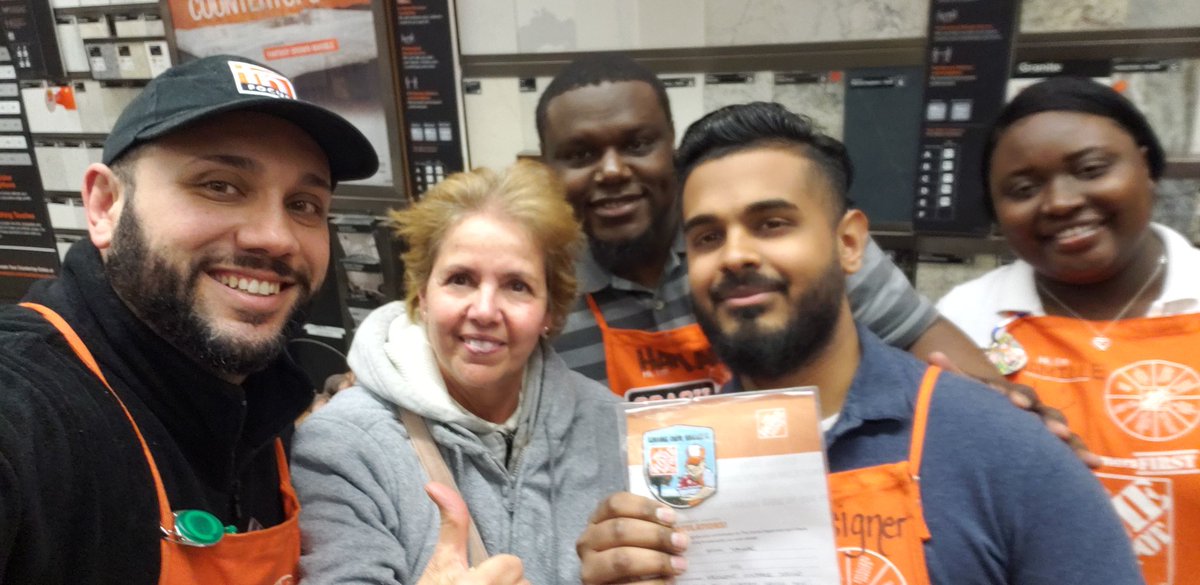 Shout out to Kevin and Shamille doing what we do best and giving the best customer shopping experience In store 1221 @Harlan_1221 <a href="/RonnieOddo/">D212rocks!</a> <a href="/DLapshan/">Dawn Lapshan</a> <a href="/gonzobxny/">Alfred Gonzalez</a> <a href="/nashiema1/">nashiema</a> <a href="/BurnettTreacy/">TREACY</a>