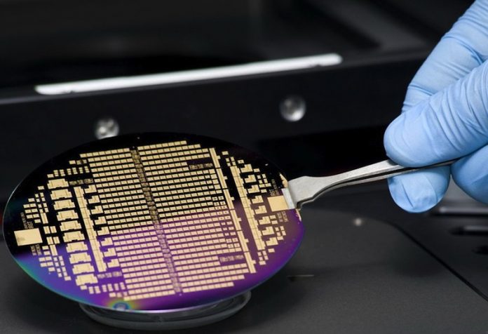 JesicaIbarra14's tweet photo. La nanotecnología es una disciplina interdisciplinar que converge de conocimientos de la química,física,biología,ciencia de materiales y la ingeniería,estudia diseño,creación,síntesis,manipulación,sistemas funcionales y explotación de fenómenos,a través de materia a mano escala. https://t.co/JKtvFxtRiy