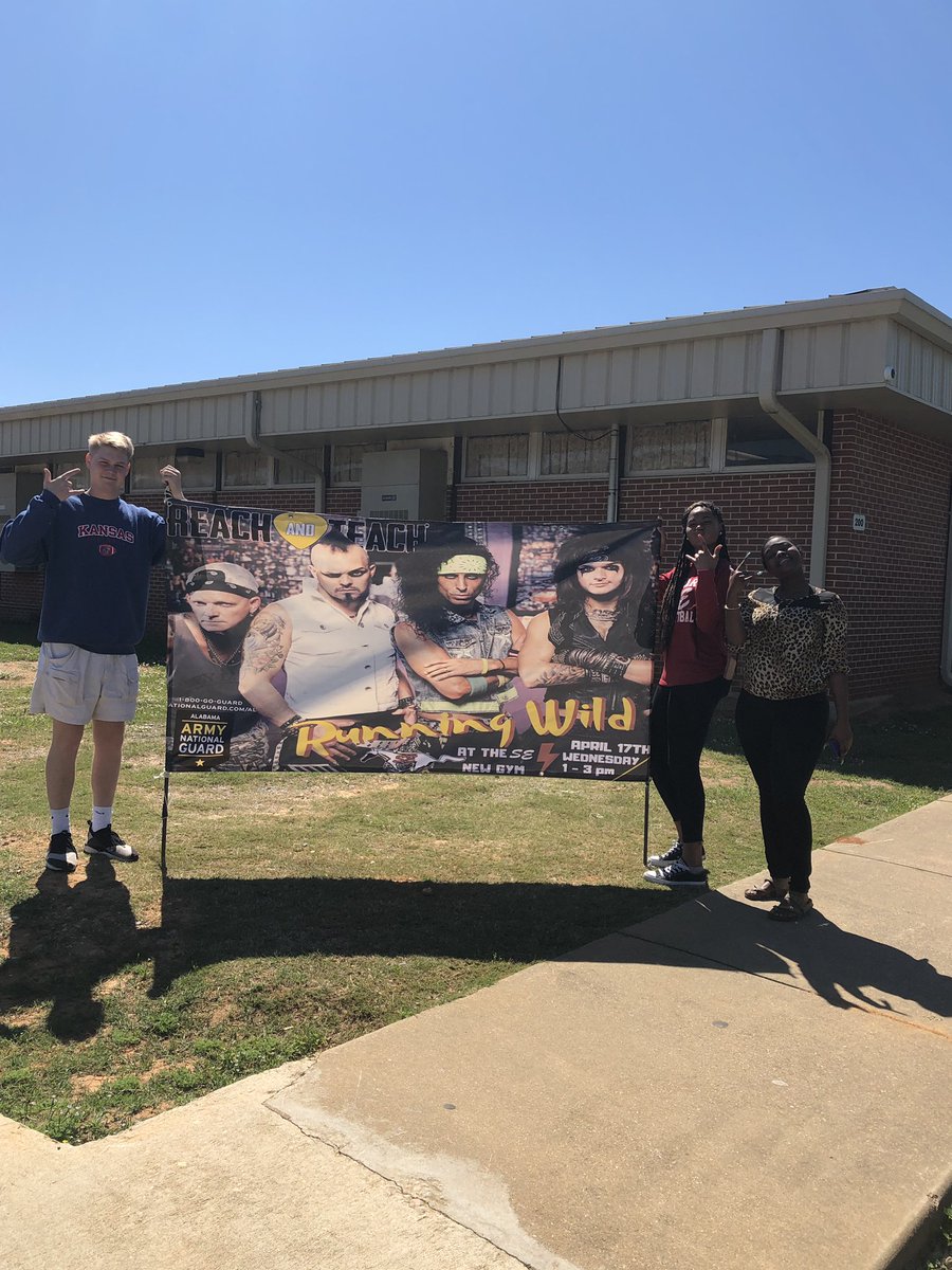 Notice these awesome banners around campus?? 😎 shoutout to <a href="/natehodge52/">Nate Hodge</a> &amp; <a href="/RainwaterCaleb/">Caleb Rainwater</a> &amp; <a href="/connerbgregg/">Conner Gregg</a> for putting these up! Concert in ONE WEEK! 🤘🎸 #RunningWild #WeAreSE