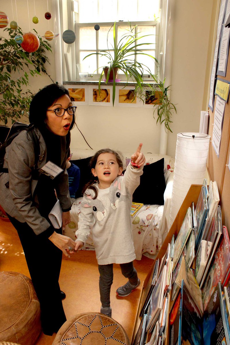 Visitor from Ontario Ministry of Education getting a personalize tour of the knowledge building work of the @JackmanICS senior kindergarten class.  #OISEatAERA <a href="/OISEUofT/">OISEUofT</a> <a href="/UofT/">University of Toronto</a> <a href="/ikitorg/">IKIT</a>