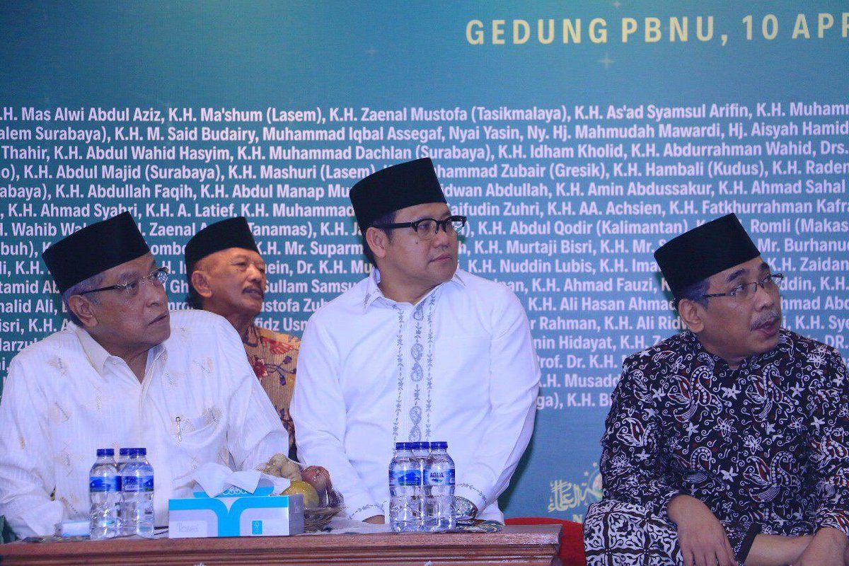 Allohumma ighfirlahum warhamhum waafihim wa’fuanhum. Semalam haul kepada para pejuang NU #HaulPejuangNU #HaulPejuangNU di kantor PBNU,  setidaknya doa untuk pejuang NU yang disebuat maupun yang tidak sempat disebut, panitia hanya mampu mengingat 294 pejuang.