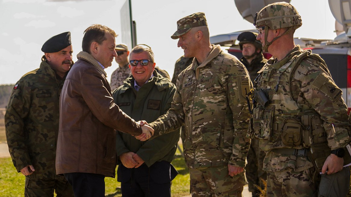 USArmyEURAF's tweet photo. πΊπΈ & π΅π± Soldiers participate in a live-fire exercise and a static display of armored military vehicles in support of Dynamic Force Employment 2019. Read more https://t.co/TwvkCVdhbA @USArmy @USEUCOM @USEmbassyWarsaw @FightingFirst @1stArmoredDiv @Poland_MOD #StrongEurope #DFE19 https://t.co/2naczWOEg1