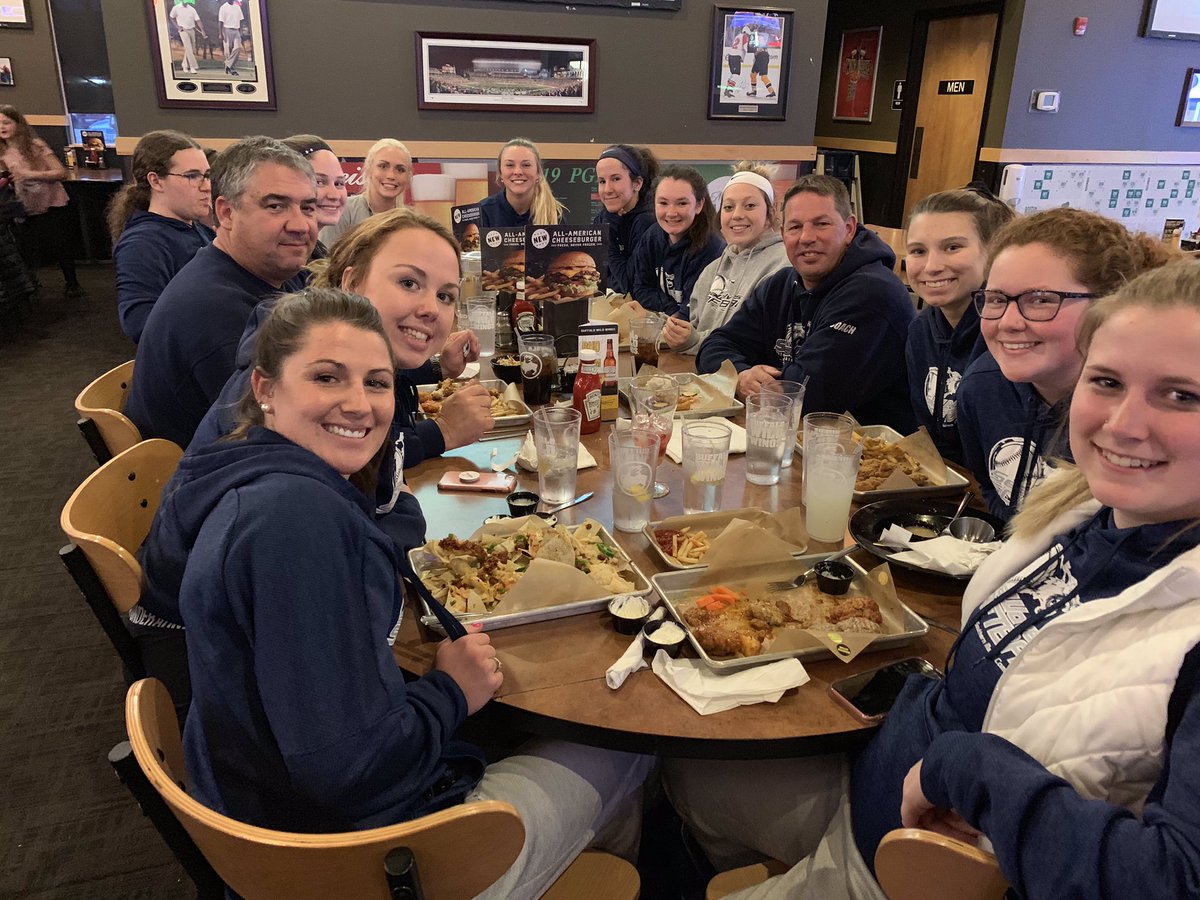 coach_magnant's tweet photo. Great team dinner tonight at Buffalo Wild Wings! #SmccSoftballTakesOnBWW #ladyseawolves 🌊🤘🏻🥎 https://t.co/mdT1dqw5Gc