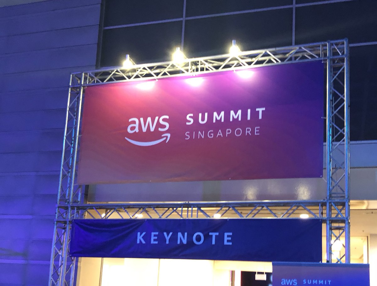 Greetings from the #aws summit in Singapore 🇸🇬 👋🏻