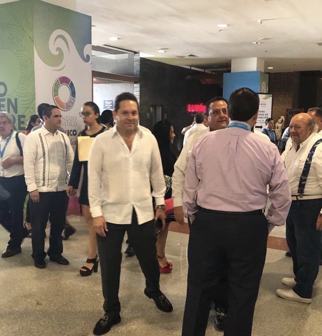 agtzmtz's tweet photo. Con nuestro gobernador @cmendozadavis y Secretario @Araizal en el #tianguisturistico2019 #Acapulco quienes estuvieron atendiendo a los medios de comunicación y recorriendo el tianguis. @TravelBajaSur #LaPaz #LosCabos #Cabo #turismo #magicmexico #magicmexicodmc #rutasdelnoroeste https://t.co/bJBvyQKX5K