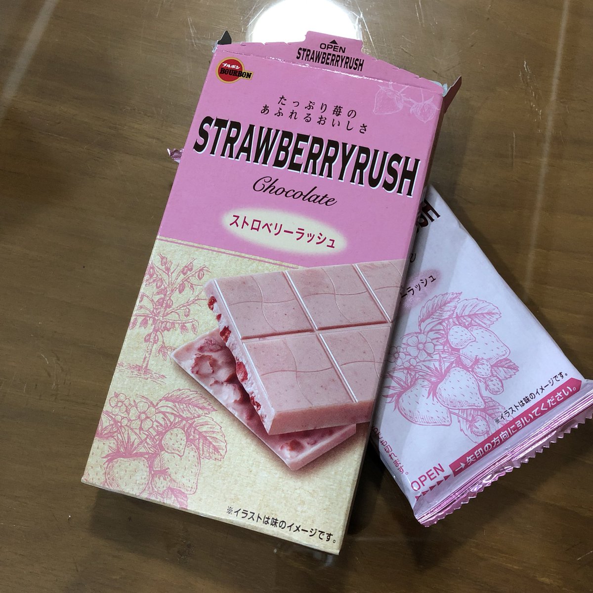 maiginmoo's tweet photo. สตรอเบอร์รี่ช็อคโกแลตบาร์ 🍓🍫 ¥198 (~60 บาท) รสชาติเปรี้ยวของสตรอเบอร์รี่แท้ๆ บวกกับรสช็อคโกแลตหวานๆ เข้ากันได้ดีมากกกก เหมือนกิน Pocky ที่มีเนื้อสตรอเบอร์รี่ แต่ไม่มีแป้งมาขัดรสชาติ ได้รสเปรี้ยวหวานฟินๆ📍Donki  #รีวิวญี่ปุ่น #รีวิวขนม #อร่อย #อร่อยจนต้องรีวิว https://t.co/MywgMJSkbC