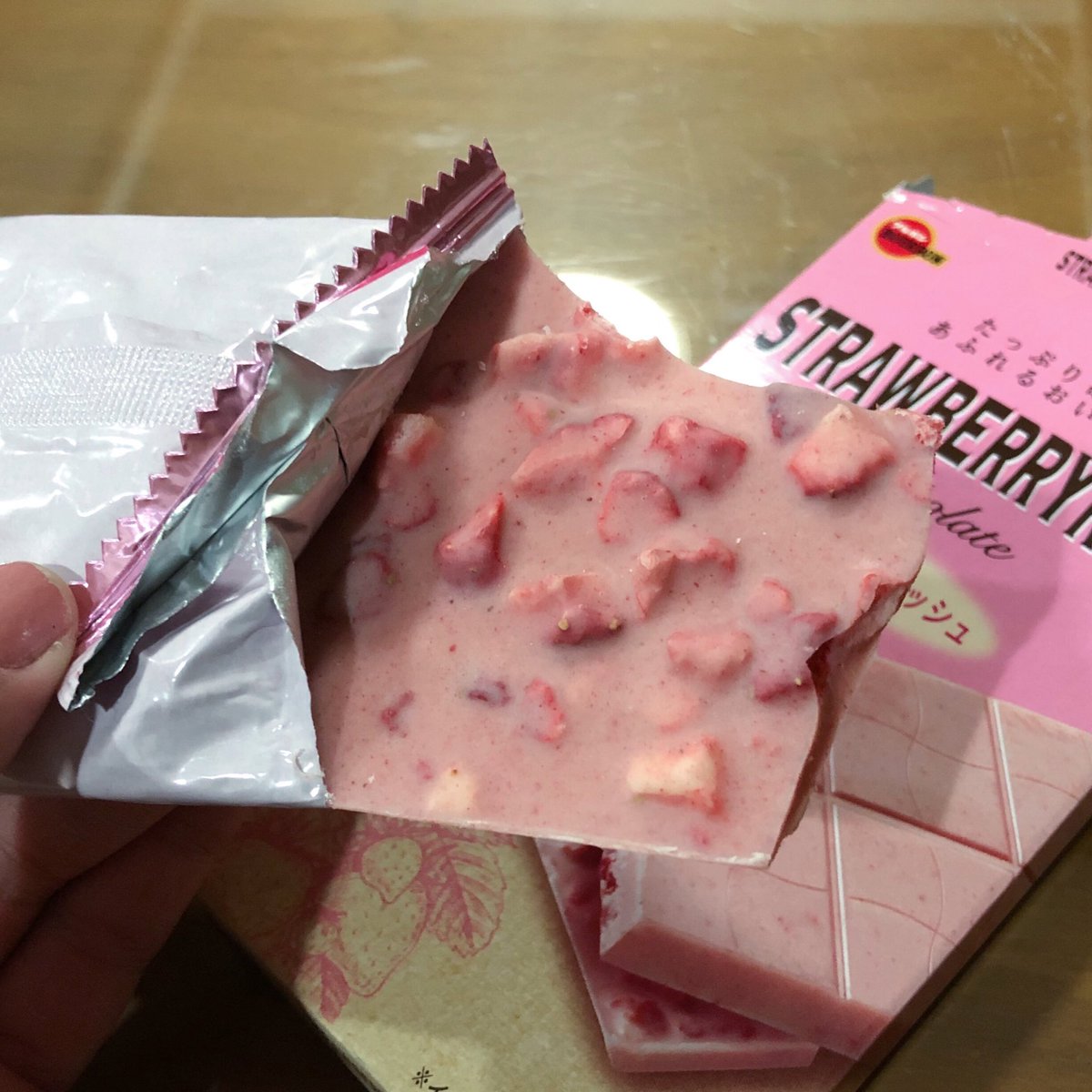 maiginmoo's tweet photo. สตรอเบอร์รี่ช็อคโกแลตบาร์ 🍓🍫 ¥198 (~60 บาท) รสชาติเปรี้ยวของสตรอเบอร์รี่แท้ๆ บวกกับรสช็อคโกแลตหวานๆ เข้ากันได้ดีมากกกก เหมือนกิน Pocky ที่มีเนื้อสตรอเบอร์รี่ แต่ไม่มีแป้งมาขัดรสชาติ ได้รสเปรี้ยวหวานฟินๆ📍Donki  #รีวิวญี่ปุ่น #รีวิวขนม #อร่อย #อร่อยจนต้องรีวิว https://t.co/MywgMJSkbC