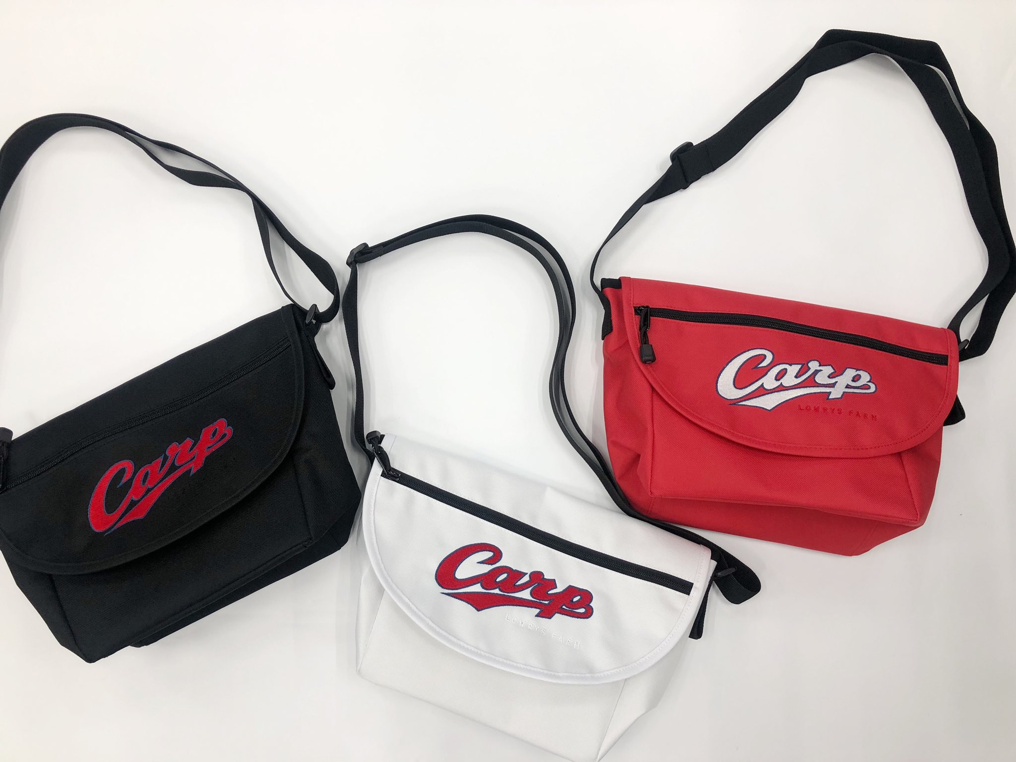 Lowrys Farm 広島parco店限定 4 19 金 発売 Lowrys Farm 広島東洋カープコラボアイテム ローリーズファームで人気のメッセンジャーバッグにカープのロゴ刺繍が入ったスペシャルアイテム カラー 白 黒 赤 価格