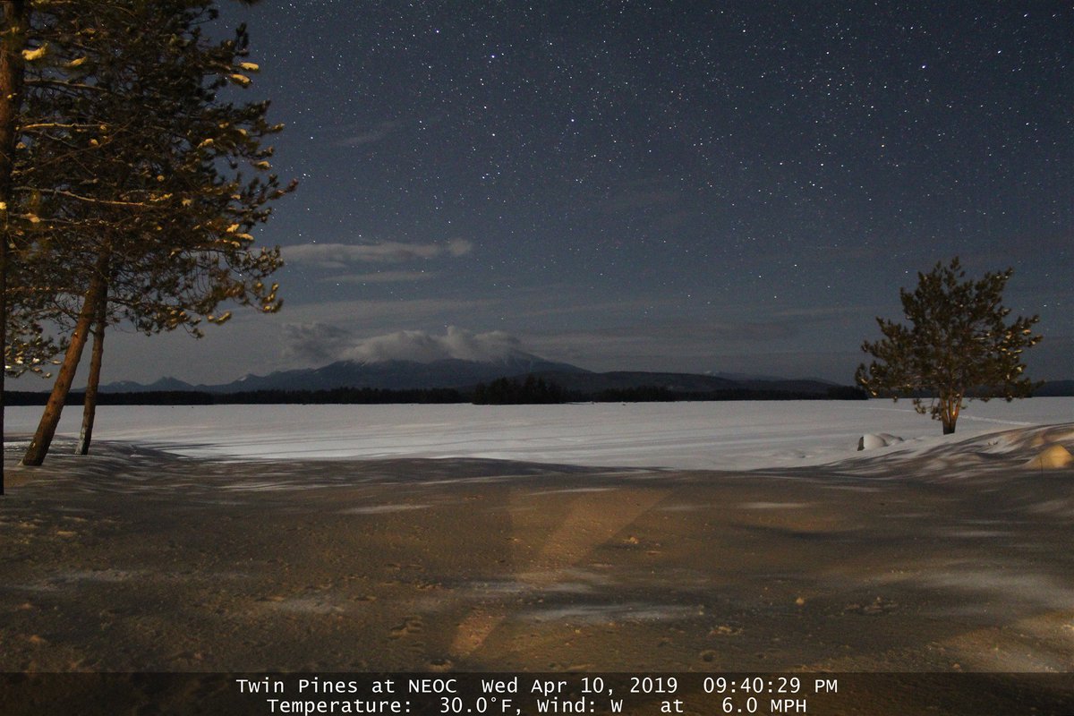 Breaking..
It stopped snowing in Maine
The moon is out
<a href="/NEOCMaine/">New England Outdoor Center</a> star cam aimed at Katahdin is spectacular 
neoc.com/webcam3/