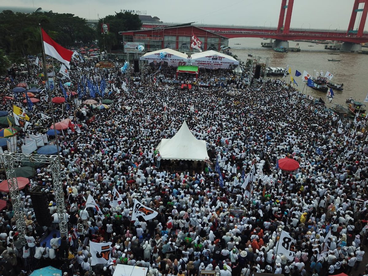 prabowo's tweet photo. Jakarta, Palembang, Solo semakin menguatkan bahwa rakyat menghendaki adanya sebuah perubahan, menginginkan keadilan dan kemakmuran. Jangan pernah surut berjuang, demi bangsa, demi anak-cucu mu. https://t.co/k80dHcm9Xp