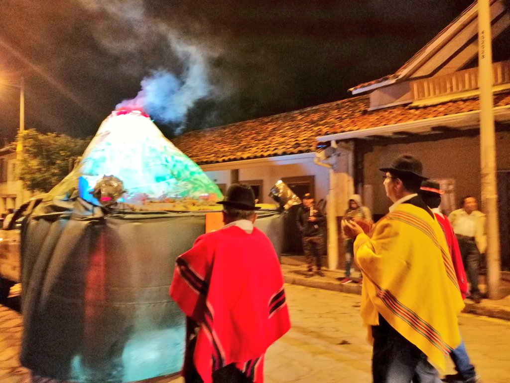 #DesfileDeLaCuencanidad Tenemos una ciudad linda y nuestra. Orgullo en el mundo <a href="/MunicipioCuenca/">Municipio Cuenca</a> <a href="/MarceloHCabrera/">Marcelo Cabrera P.</a> <a href="/bpiedrai/">Boris Piedra Iglesias</a> #Ecuador