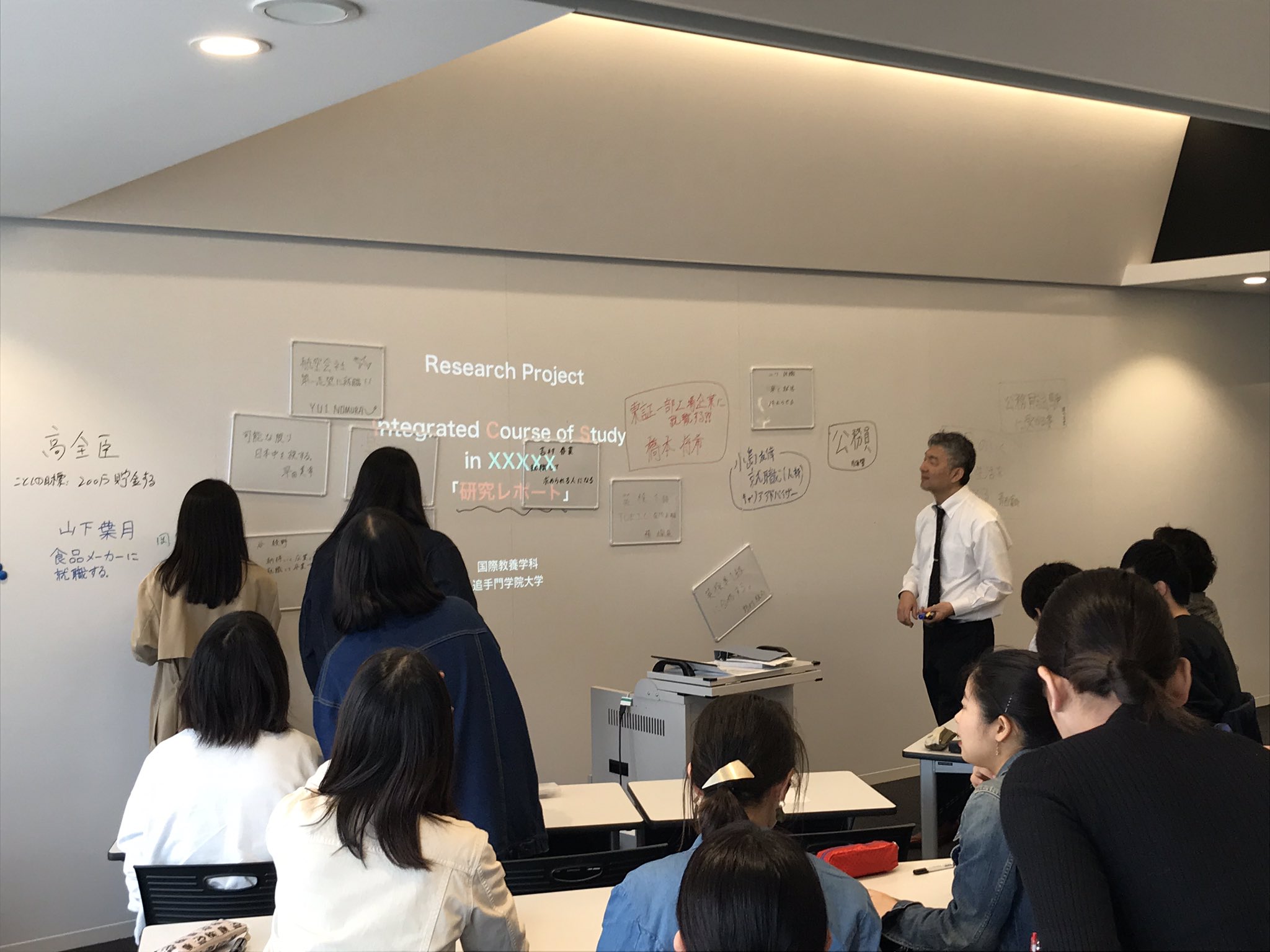 追手門学院大学 授業風景 新キャンパスで 新しい教室を使って授業がスタートしています 国際教養学部 Research Project の授業では 壁が全面ホワイトボードの教室で 学生たちがそれぞれの今年の目標を書いていきます 追大 追手門学院 国際