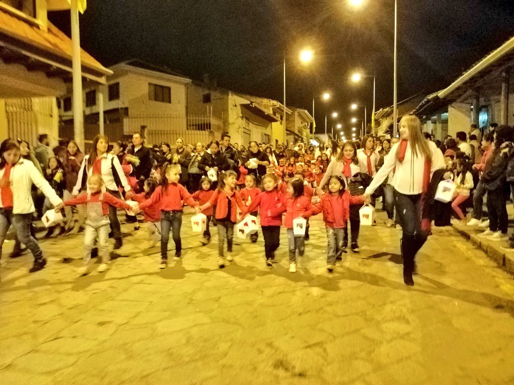 ETAPAOficial's tweet photo. #DesfileDeLaCuencanidad  Los cuencanos hablamos bien de la Ciudad que amamos @MunicipioCuenca @tomebamba @MarceloHCabrera @bpiedrai https://t.co/mRgeWHCsF4