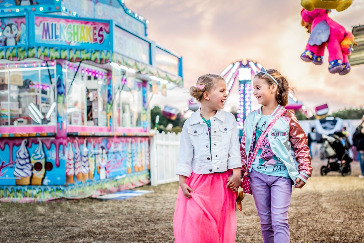 bsummere's tweet photo. Just looking at this photo makes me want to get a funnel cake.  #BFFs #BFFphotoshoot #carnivalphotoshoot #montgomeryphotographer #alabamaphotographer #montgomeryalabamaphotographer #funnelcakesforlife https://t.co/W3kofGouRd