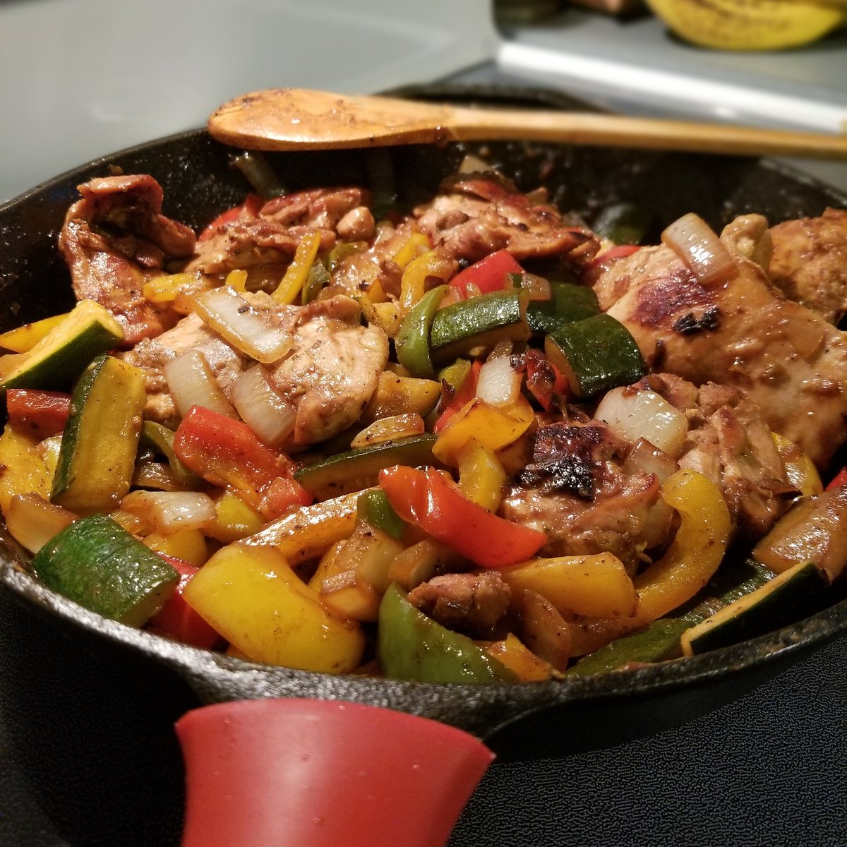 CallMeCrunchyFL's tweet photo. Hoisin Chicken and Veggies 🍽
#dinner https://t.co/e4nj4ft58y