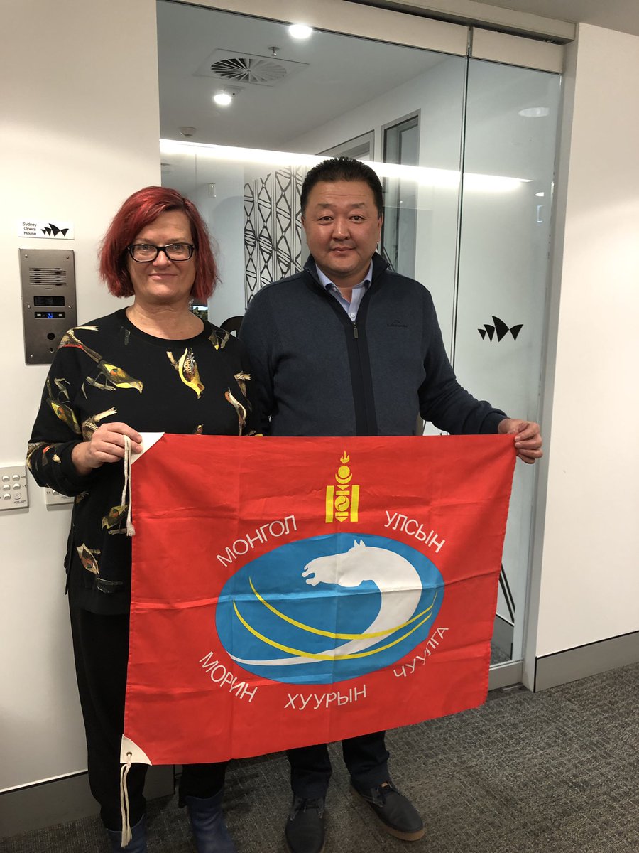 Chuluunhuu's tweet photo. "Хонхдож" ороод Сиднейн Опера Хаусын хөтөлбөр хариуцсан гол хүнтэй нь уулзаад авлаа ...

Морин хуурын чуулгыг энэ сайхан театрт тоглуулах мөрөөдөл нэгтэй @toerdene ахтайгаа хамт давхиж ороод нааштай үр дүн төсөөлөгдсөн халуун дулаан яриа эхлүүлчихлээ:)

Одоо зууралдаад байна даа https://t.co/wLylmJW7x6