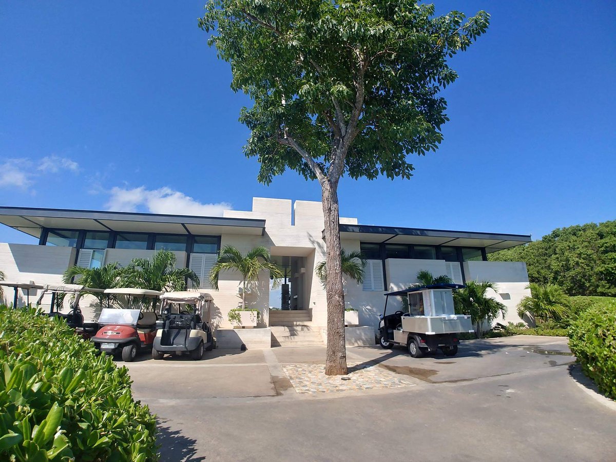 Despúes de un gran juego visita la Casa Club, donde podrás encontrar bar, restaurante y proshop. #Cancún