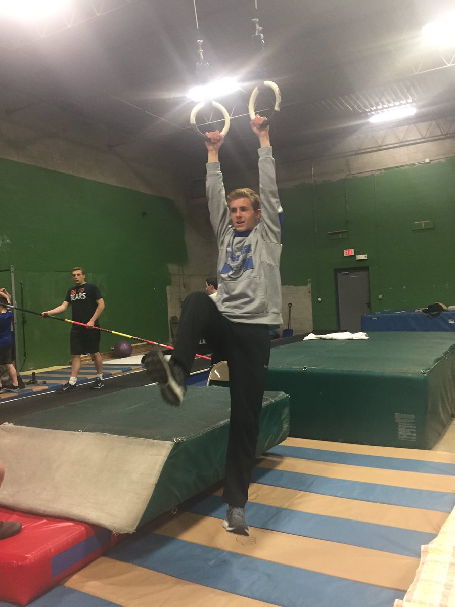 WHSCoach_K's tweet photo. @woodstocktrack @woodstocktrack1 WHS Vault night @Polebenders_PV Thanks, Coach Johnny! #VaultCrew https://t.co/dRosjXwqma
