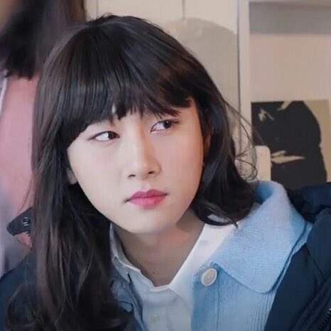 monxsthetic's tweet photo. girls with bangs are so frickin attractive my weak ass is shaking https://t.co/KU3BglGbcF