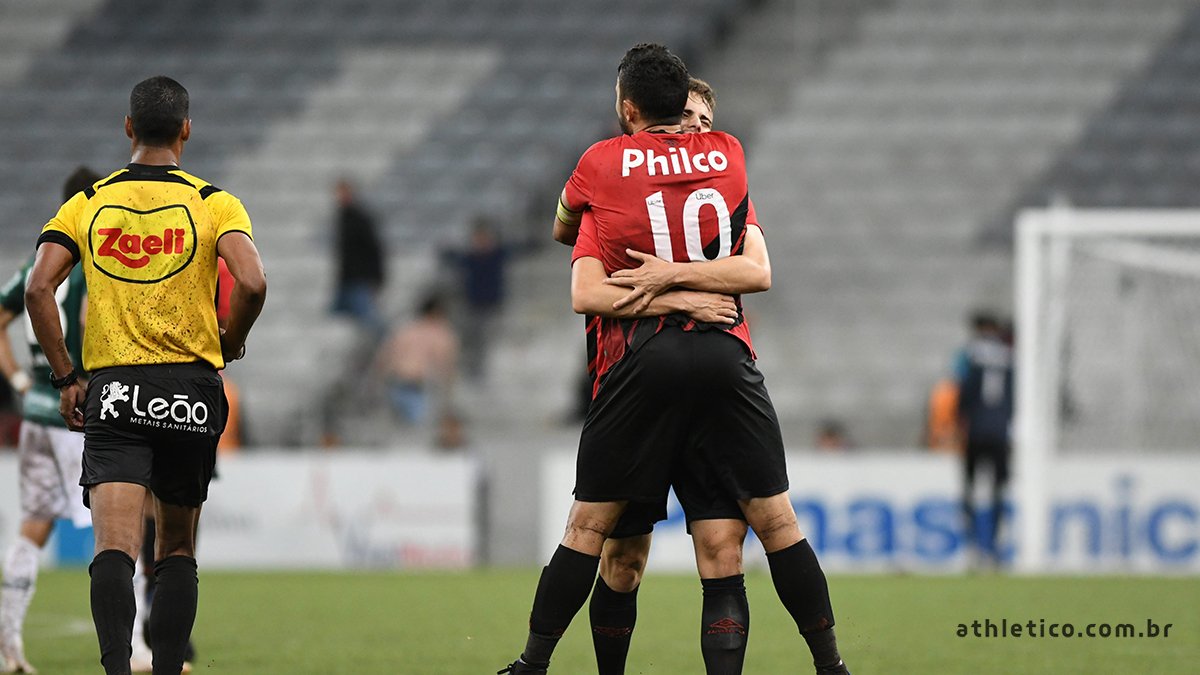 AthleticoPR's tweet photo. TERÇA: Vitória na @LibertadoresBR.
QUARTA: Campeão da Taça Dirceu Krüger.

Como é bom ser rubro-negro!
🔴⚫️ https://t.co/58rpJwhvJU