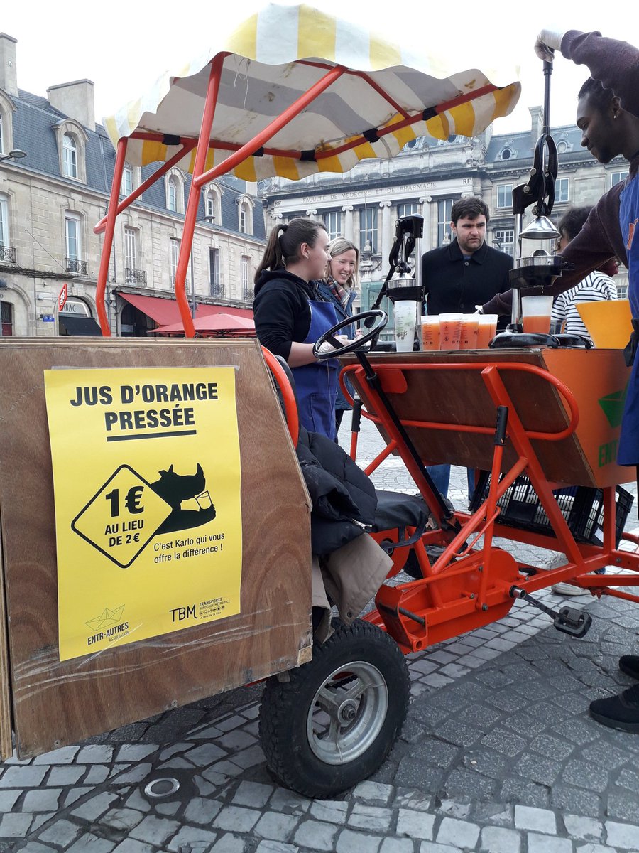 info_tbm's tweet photo. Un petit jus d'orange à 1€ ? KARLO vous offre la différence 🦏 ! Si vous n'êtes pas trop pressés, on vous attend à la Victoire 🍊 ! Votre verre vous sera préparé et servi par l'association #EntrAutres 💛 ! https://t.co/a5oXDoCoyG