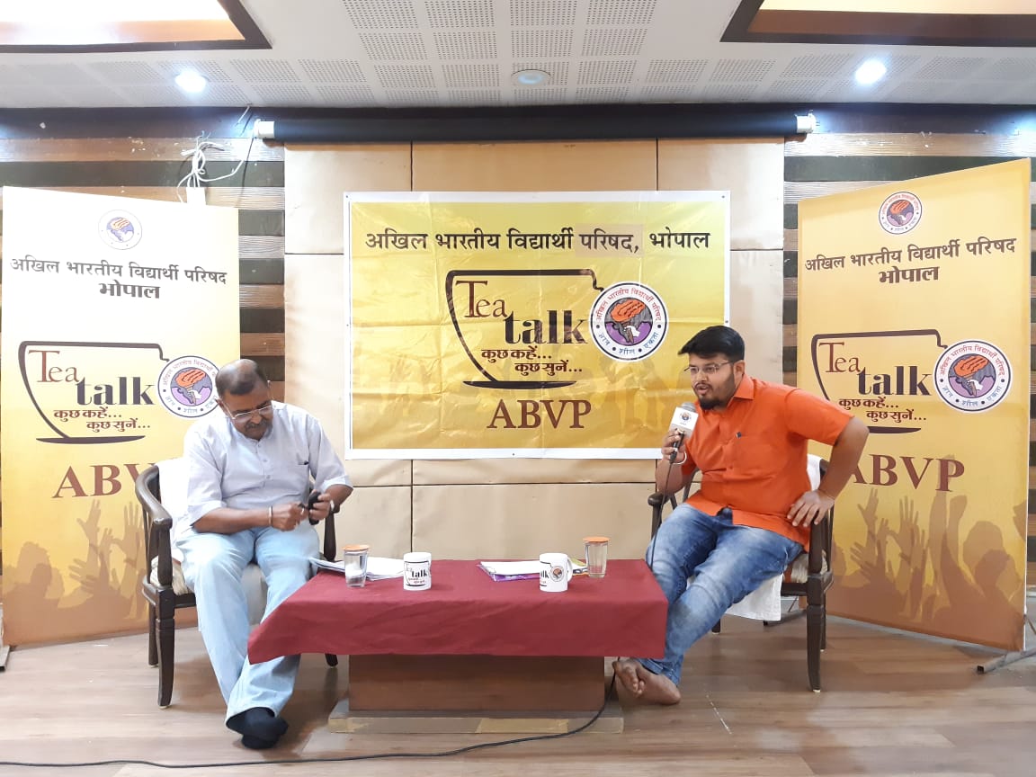 banti_chouhan26's tweet photo. #Tea_Talk
(कुछ कहे.. कुछ सुने )
विषय-उभरते भारत में भारतीय सेनाओ की शक्ति
*मुख्य वक्ता* :- ब्रिगेडियर आर.विनायकजी विशिष्ट सेवा मेडल (सेवानिवृत्त)@ABVPVoice @SunilAmbekarM @ZeeNewsHindi @AshishSainram @vdsharmabjp @PrafullaAkant @iRohinRai @vinaybidre https://t.co/PH2MSNX1QI