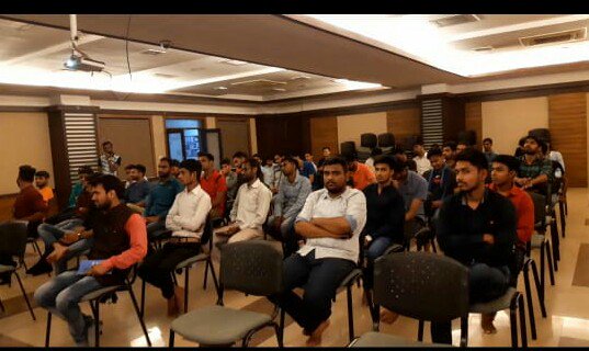 banti_chouhan26's tweet photo. #Tea_Talk
(कुछ कहे.. कुछ सुने )
विषय-उभरते भारत में भारतीय सेनाओ की शक्ति
*मुख्य वक्ता* :- ब्रिगेडियर आर.विनायकजी विशिष्ट सेवा मेडल (सेवानिवृत्त)@ABVPVoice @SunilAmbekarM @ZeeNewsHindi @AshishSainram @vdsharmabjp @PrafullaAkant @iRohinRai @vinaybidre https://t.co/PH2MSNX1QI