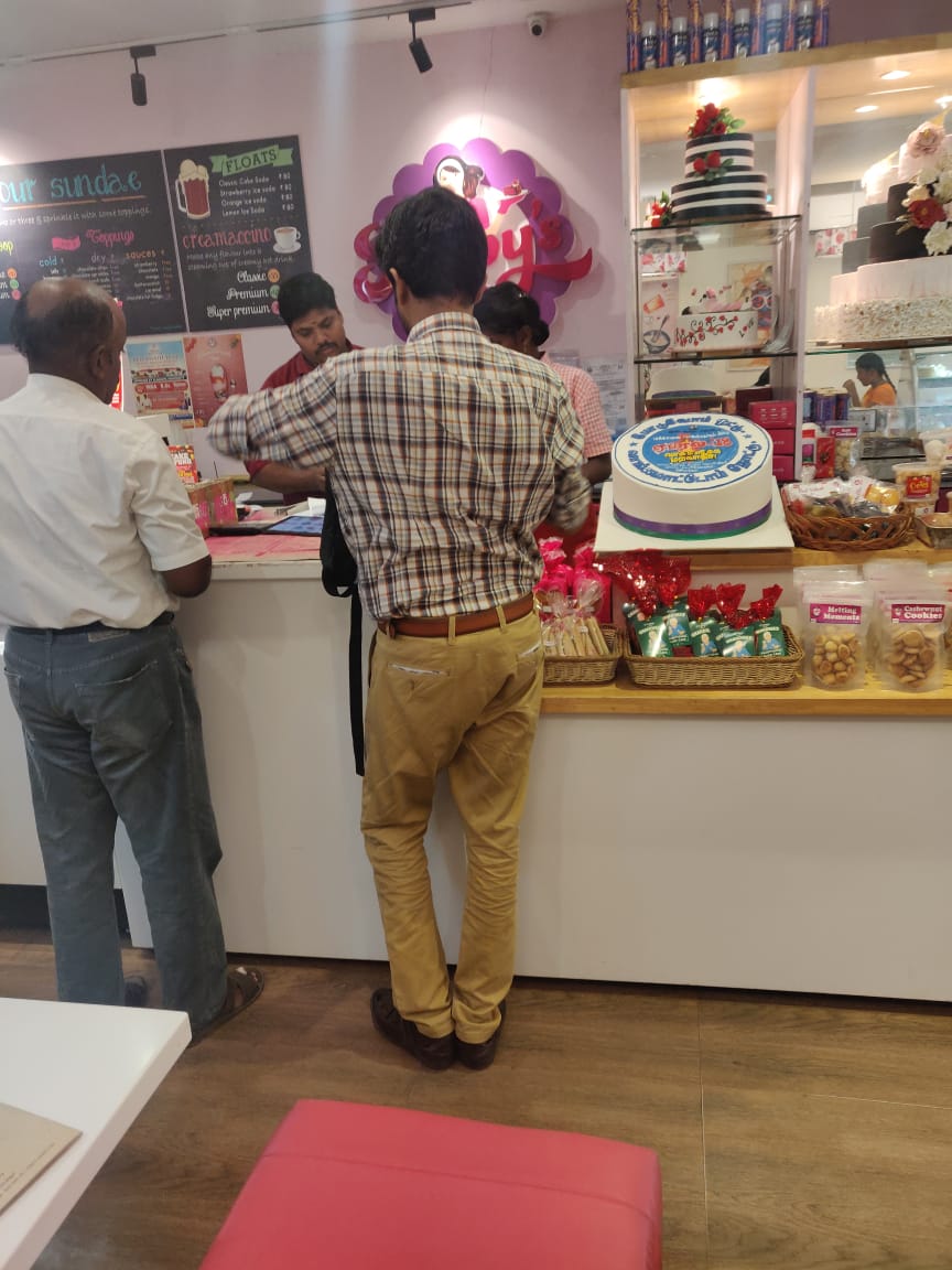 collrdgl's tweet photo. #SVEEP diaries -- Raising voter awareness while you relish the taste of ur fav cakes! Voter awareness messages on cakes at Dindigul. #votedgl #dindigul100percent #GoVoteTN @ECISVEEP @adhithya_PA @arunrajias @deepakj2012 https://t.co/nLfXcgnggu