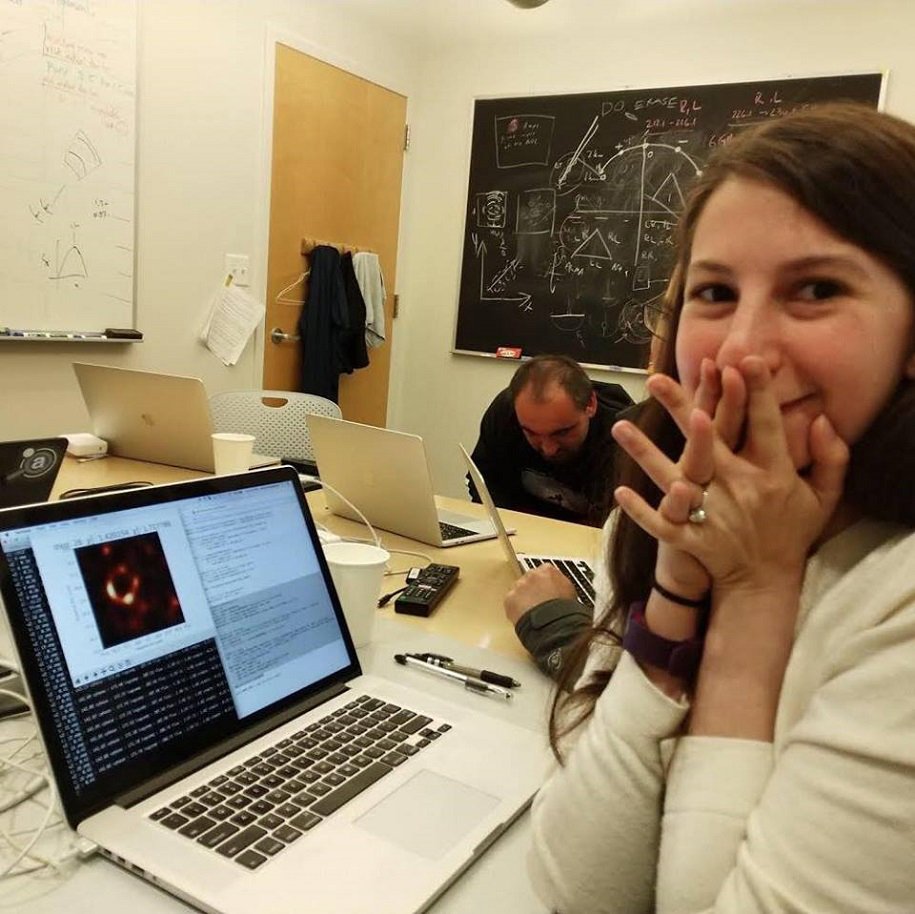 fcri_cat's tweet photo. 👩‍💼👏Enhorabona a Katie Bouman per liderar la creació d'un algoritme que ha permès obtenir la primera imatge d'un forat negre! ⚫🔭

#DonesiCiència #WomenInScience #DonesiCiènciaFCRi
📸(Facebook Katie Bouman) https://t.co/iVmRsf7eKD