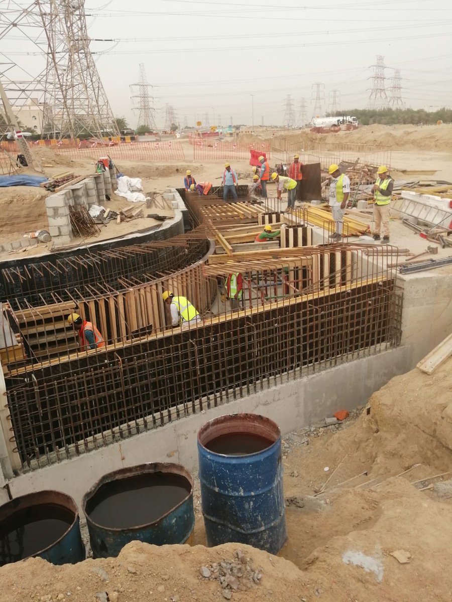 أعمال مجرور صرف مياه الأمطار الجاري تنفيذه عند تقاطع طريق الدائري السابع مع طريق الملك فهد بن عبدالعزيز بمنطقة الظهر.