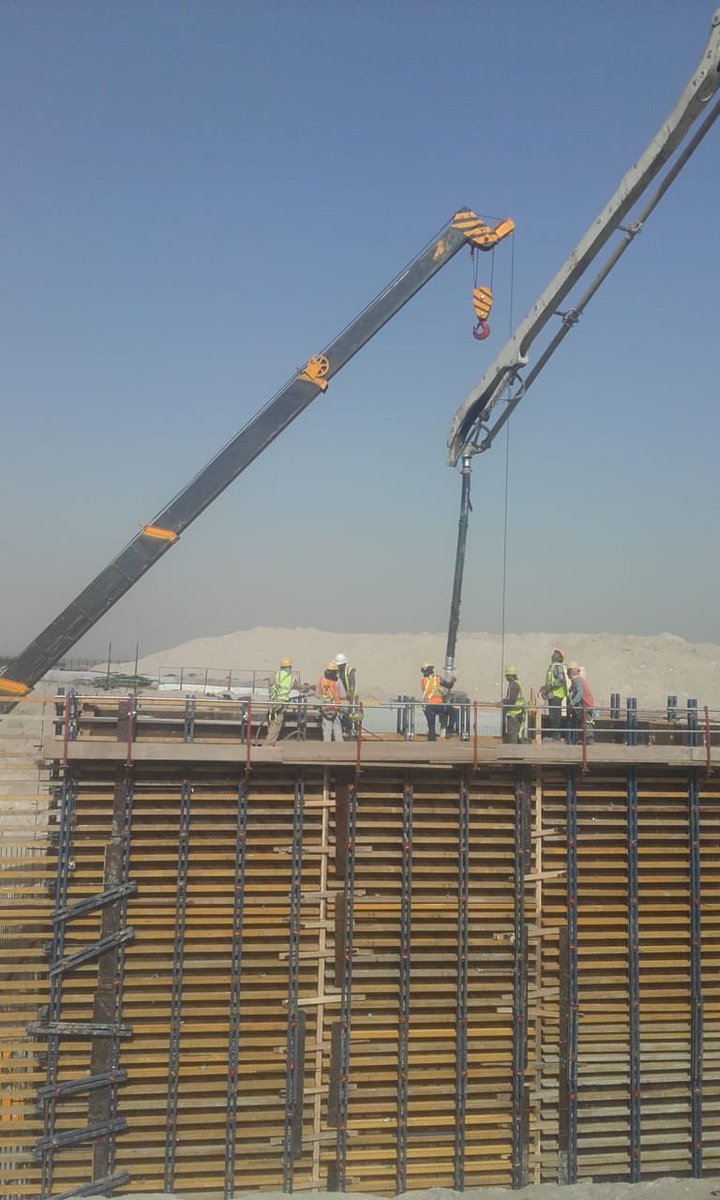 صب حوائط النفق الجاري تنفيذه لربط طريق الدائري السابع مع منطقة المطار المستقبلية.