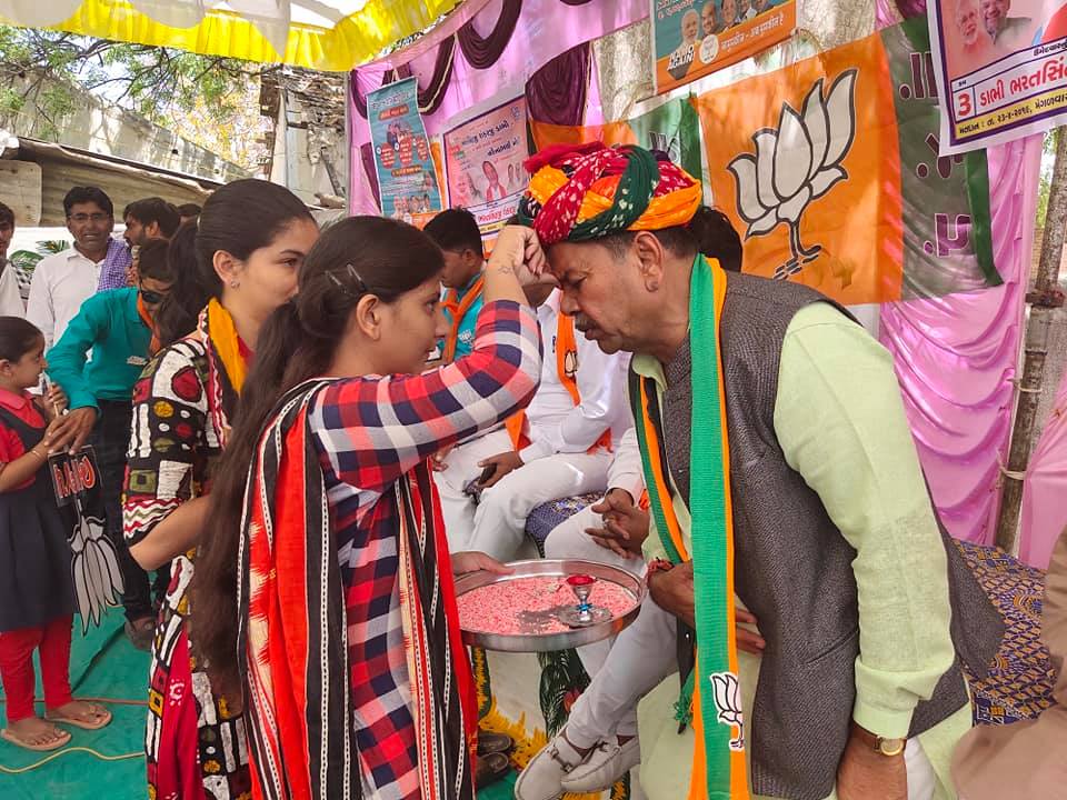 BharatsinhTha20's tweet photo. વિકાસના આગમનથી પાટણની ધરા હરખાય છે
ભરતસિંહની જીતના પડઘમ સંભળાય છે.
#લોકસંપર્ક
આજરોજ 3-પાટણ લોકસભા ચુંટણી અંતર્ગત પાટણ વિધાનસભાના સરસ્વતી તાલુકાના #abluva ગામમાં 
જંગી બહુમતથી વિજય સાથેનો વિશ્વાસ આપ્યો.
ફિરએકબાર મોદી સરકારના નારા સાથે વિજયી કમળને દિલ્લી સુધી મોકલવાનો વિશ્વાસ આપ્યો https://t.co/w4MpPX2OdA